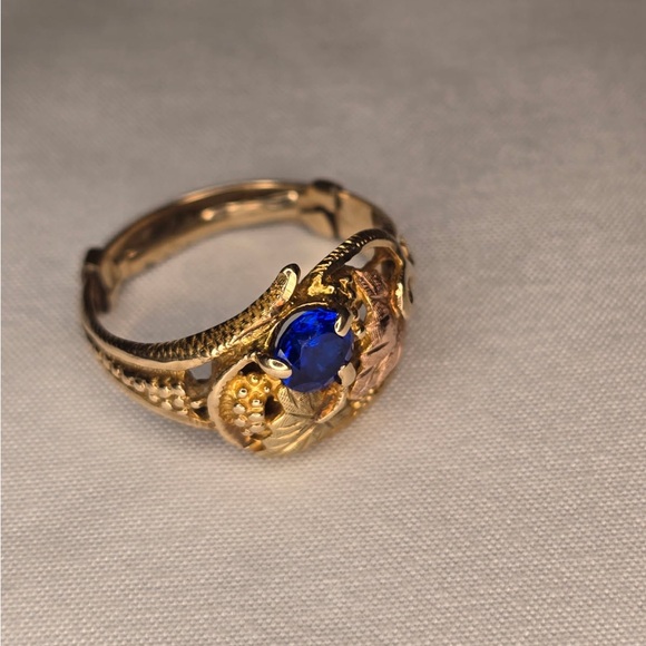 Vintage 10K Black Hills Gold Blue Sapphire and Leave Clusters Ring - Picture 2 of 4